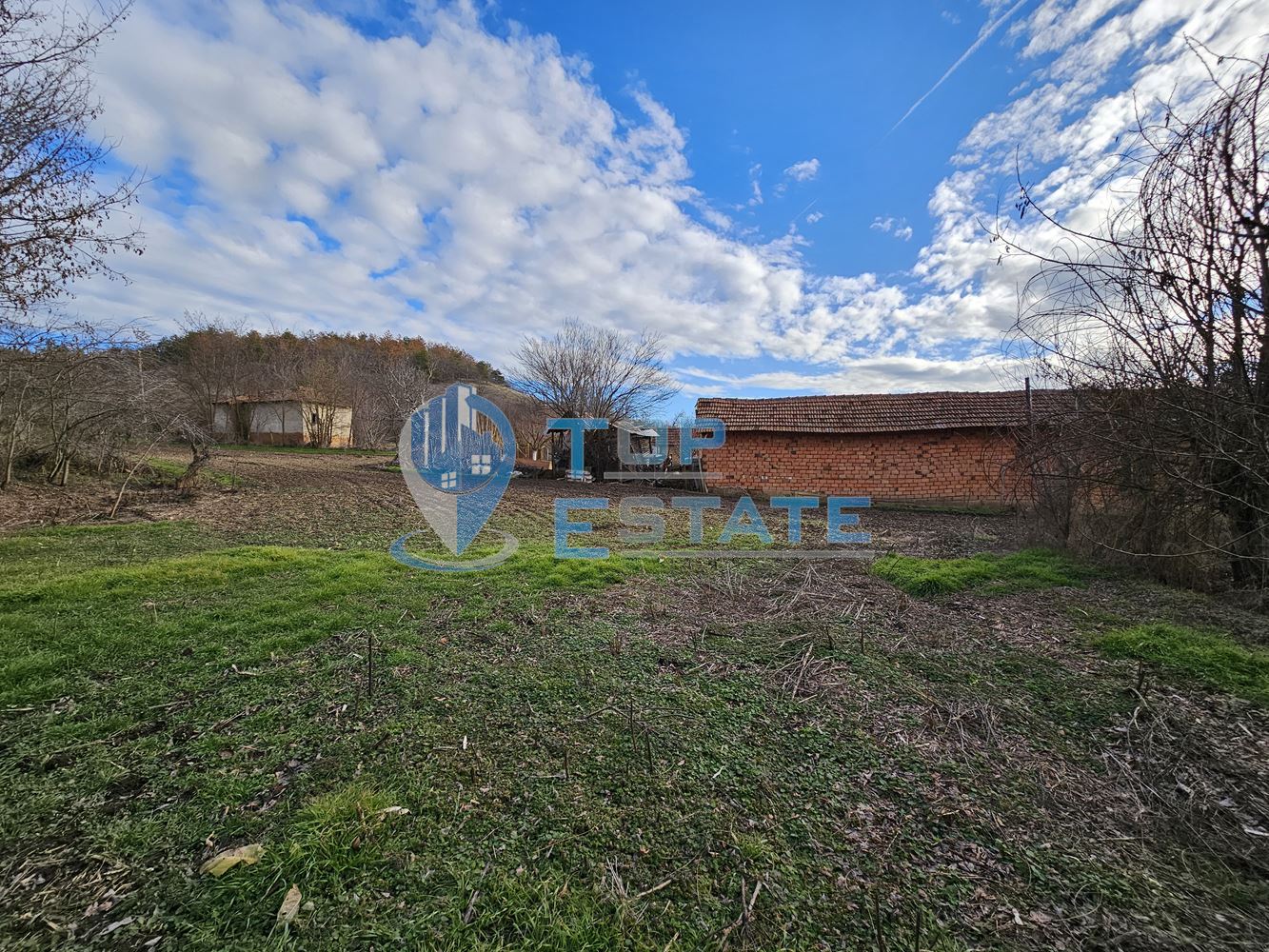 Тухлена къща с вътрешна тоалетна и голям двор в село Драгомирово, община Свищов - 0