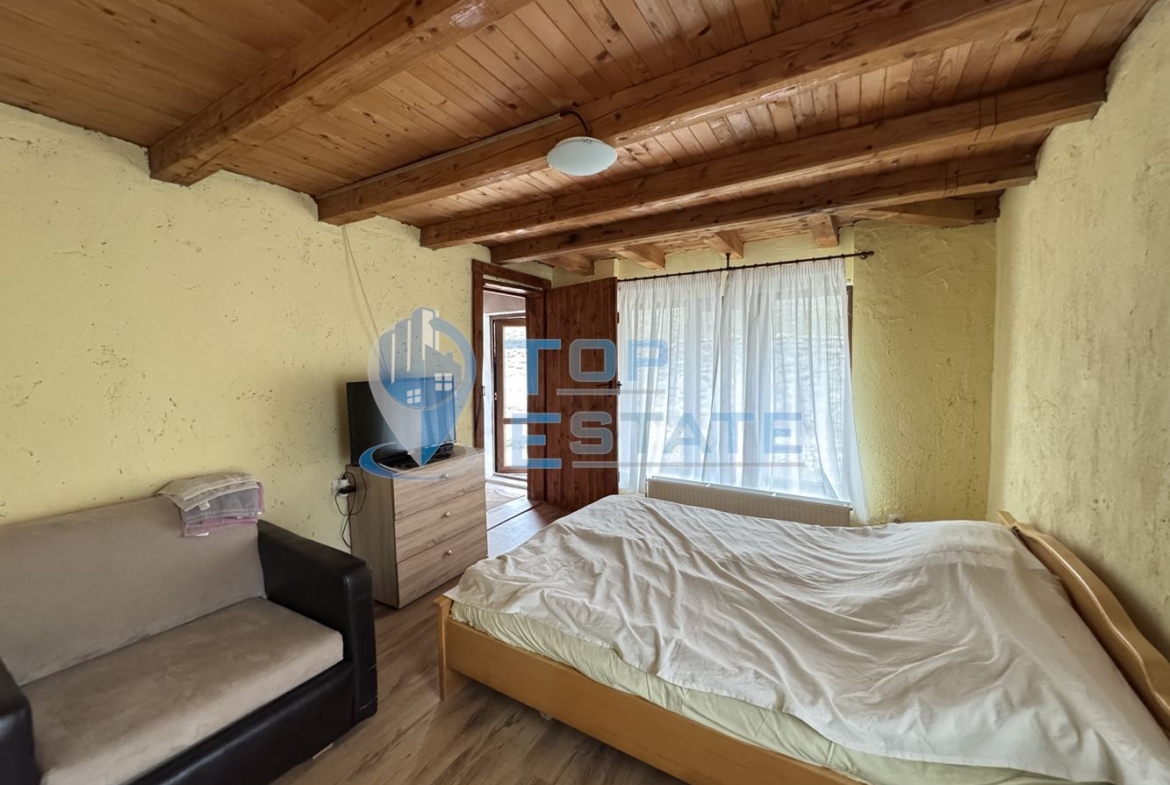 Двуетажна къща с панорамна гледка в гр. Елена, област Велико Търново - 0