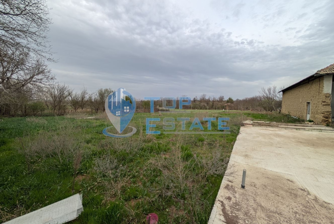 Двуетажна къща с голям двор и кладенец в село Ресен - 0