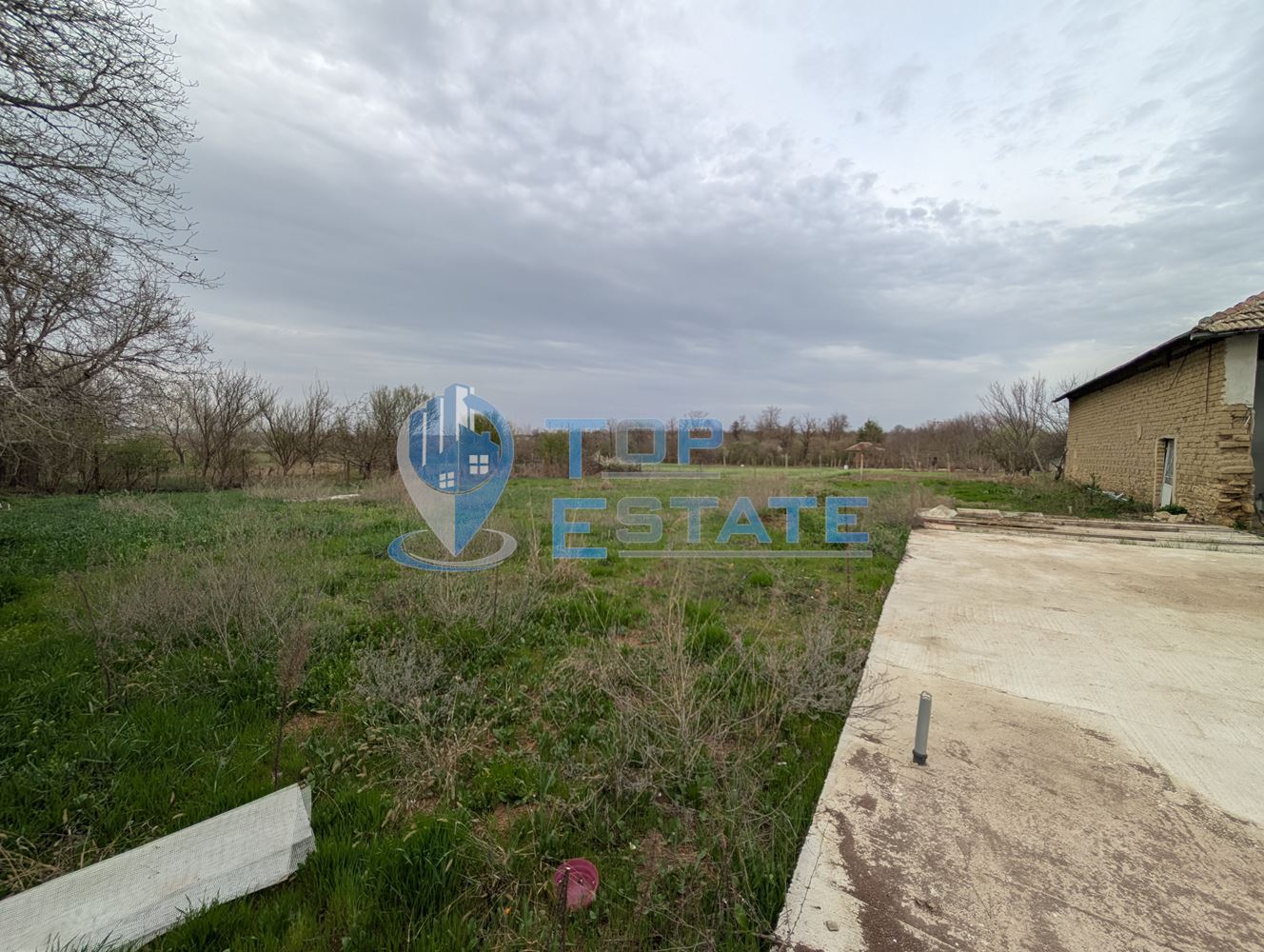 Двуетажна къща с голям двор и кладенец в село Ресен - 0