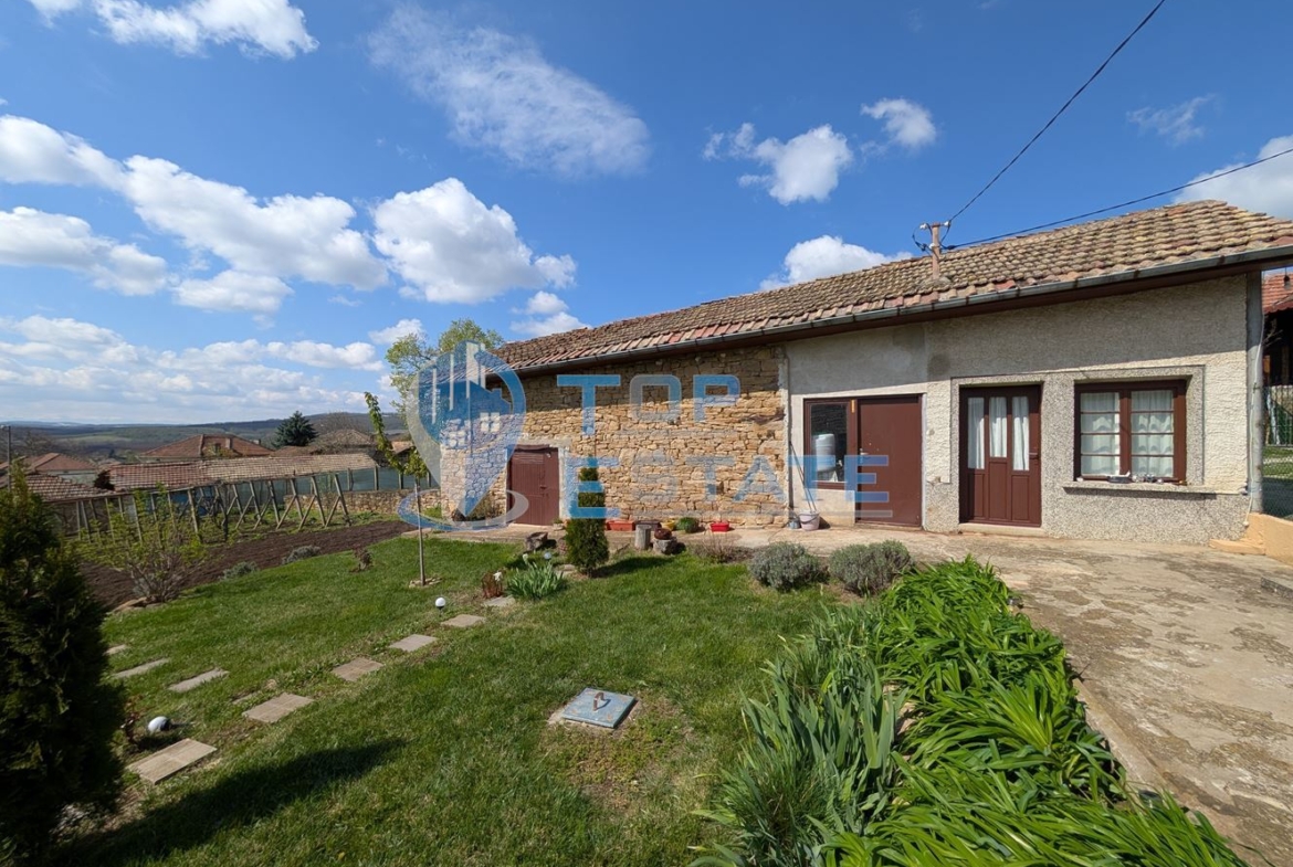 Двуетажна реновирана къща с красива панорама в село Вишовград - 0