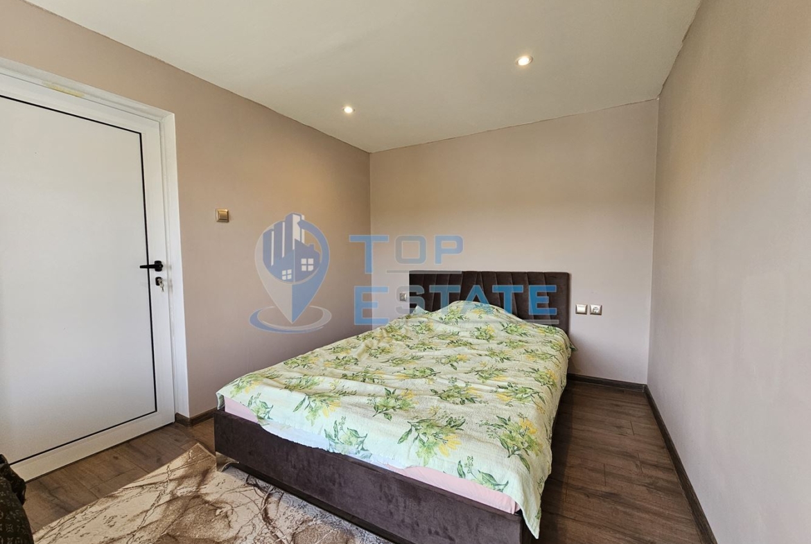 Двуетажна обзаведена и ремонтирана къща с три спални в село Страхилово, област Велико Търново - 0