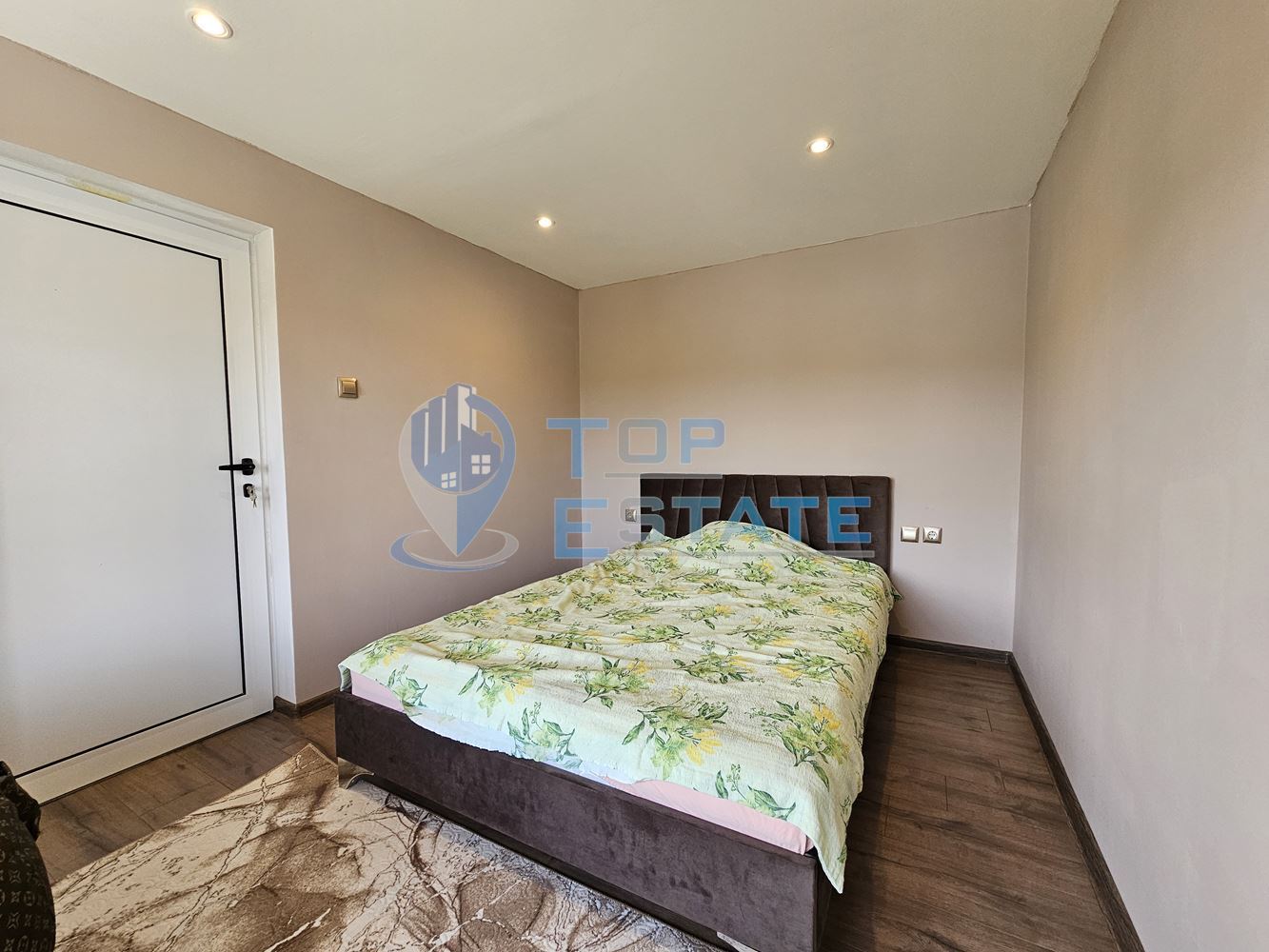 Двуетажна обзаведена и ремонтирана къща с три спални в село Страхилово, област Велико Търново - 0