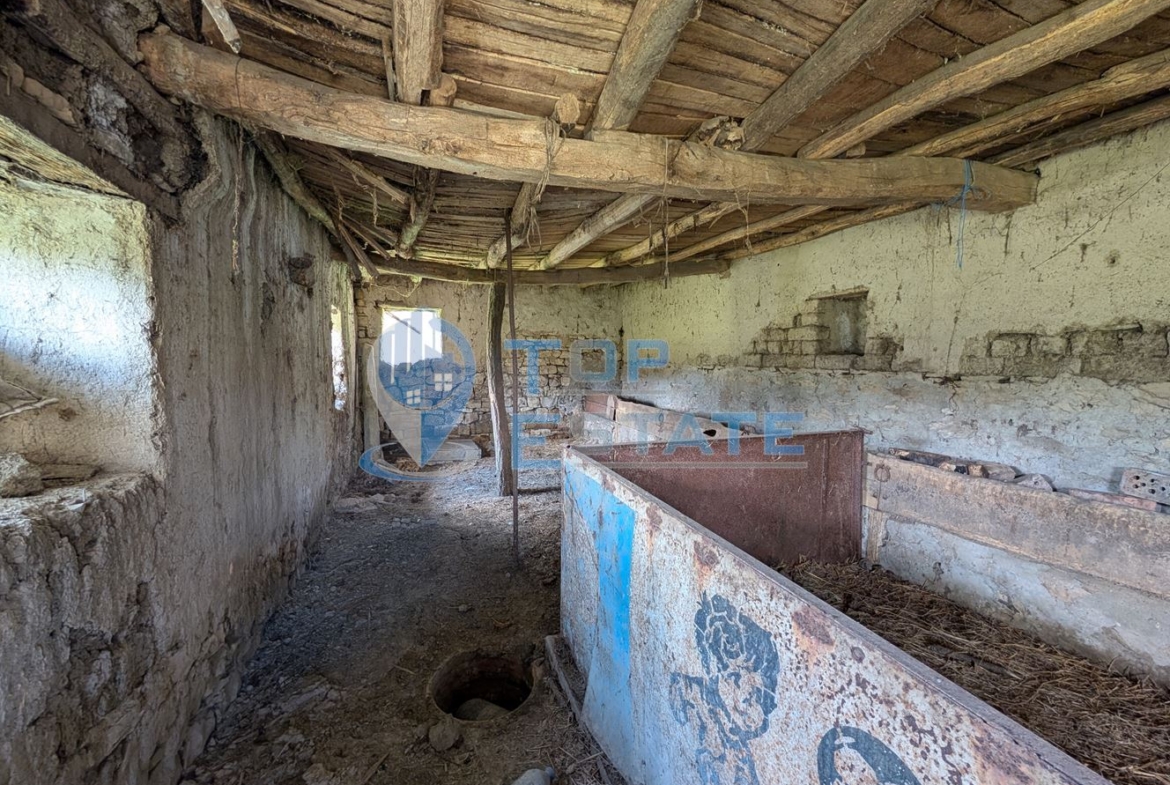 Двуетажна къща с голям двор и кладенец в село Иванча - 0