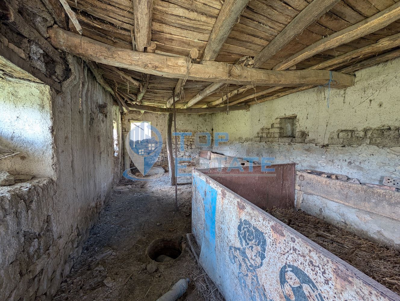 Двуетажна къща с голям двор и кладенец в село Иванча - 0