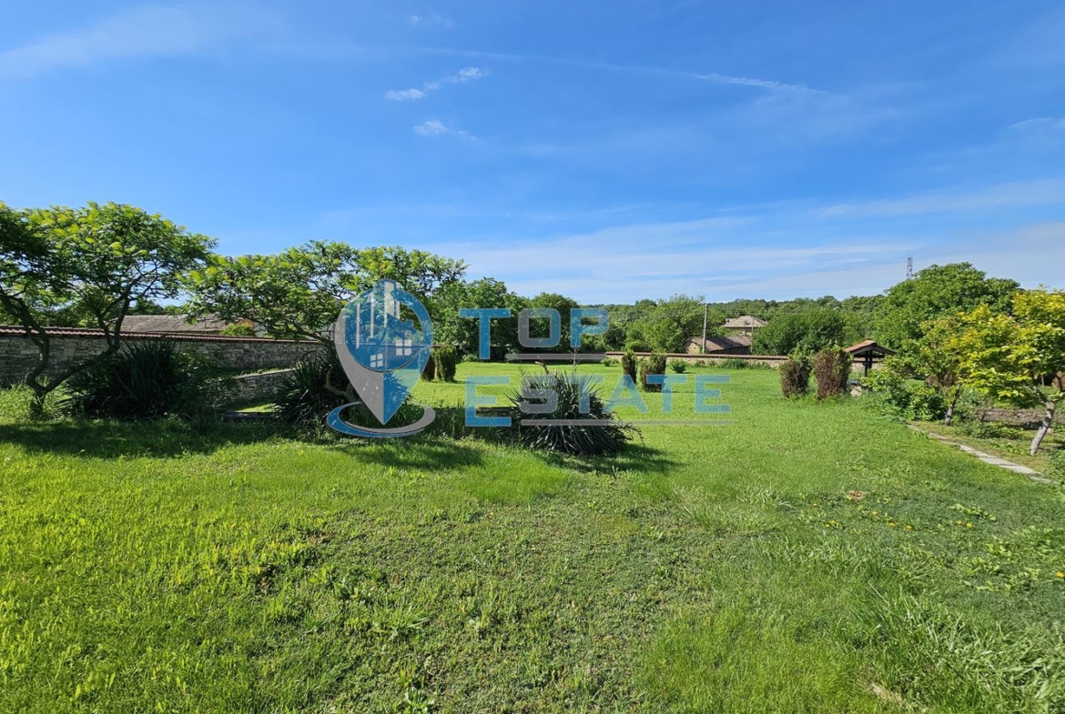 Имение с над 5 декара двор и две къщи в с. Паскалевец, област В. Търново - 0