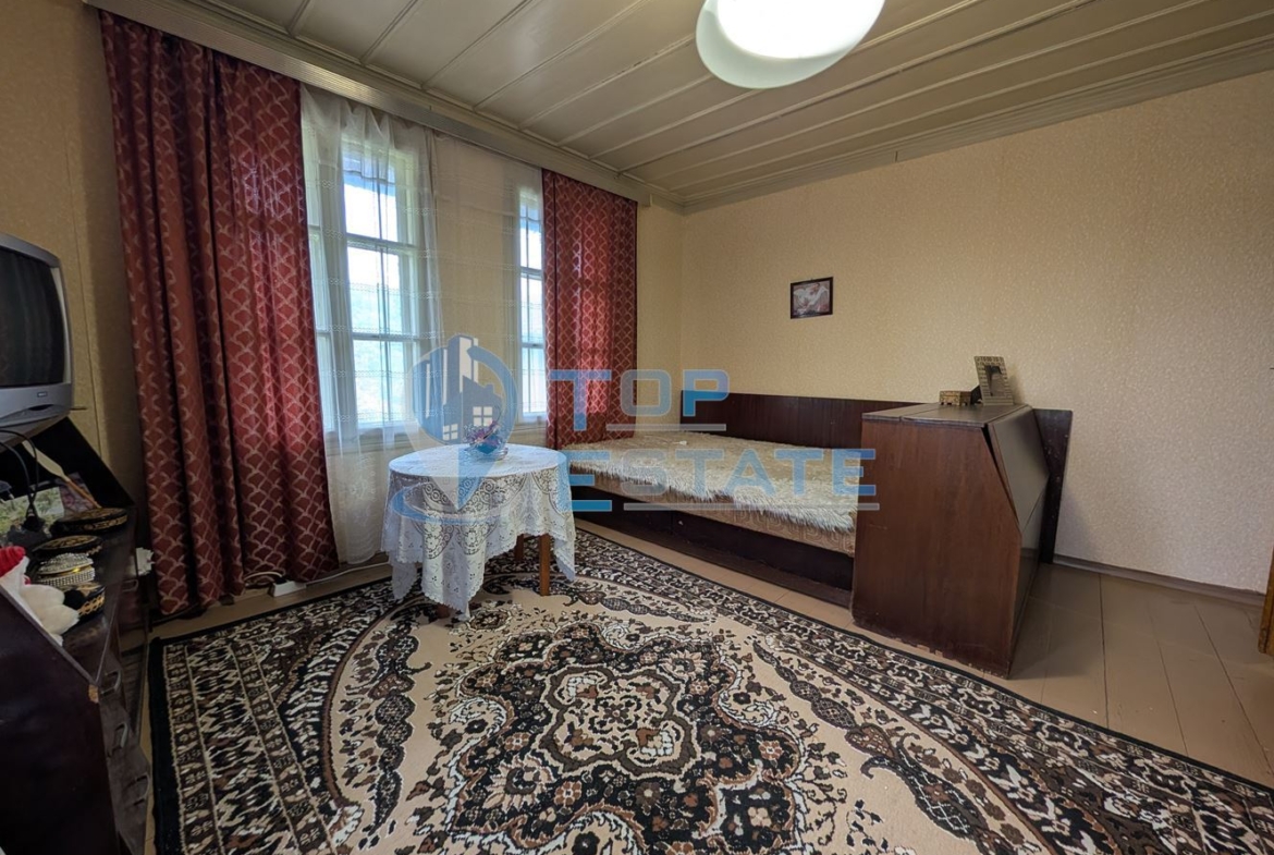 Двуетажна автентична къща с голям двор в село Лесичарка - 0