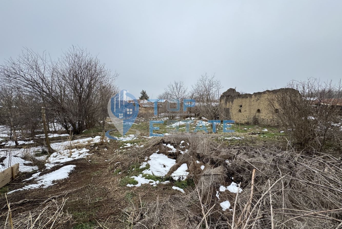 Двуетажна къща с голям двор в село Страхилово, област Велико Търново - 0