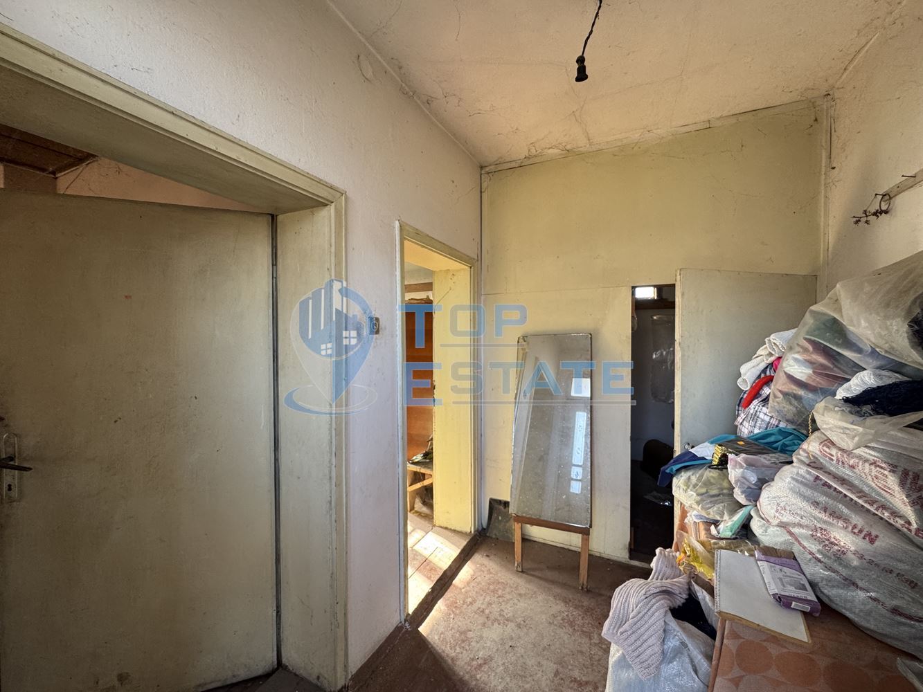 Тухлена къща с кладенец в с. Козаревец, област Велико Търново - 0