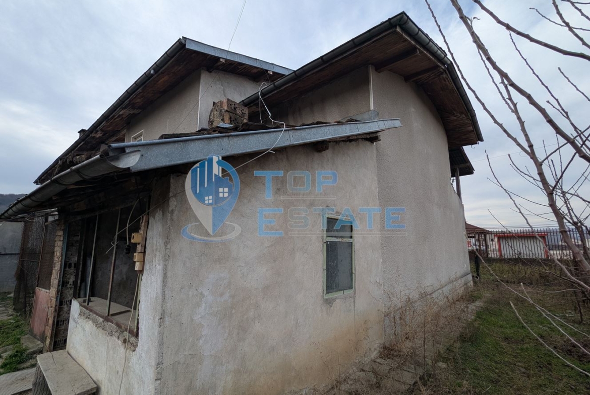 Двуетажна масивна къща в град Стражица, област Велико Търново - 0