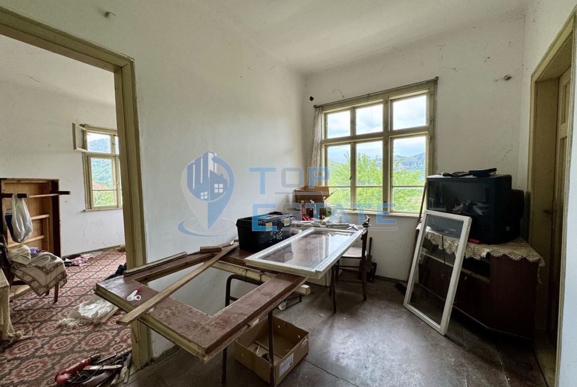 Голяма двуетажна тухлена къща в село Янтра, област Габрово. - 0