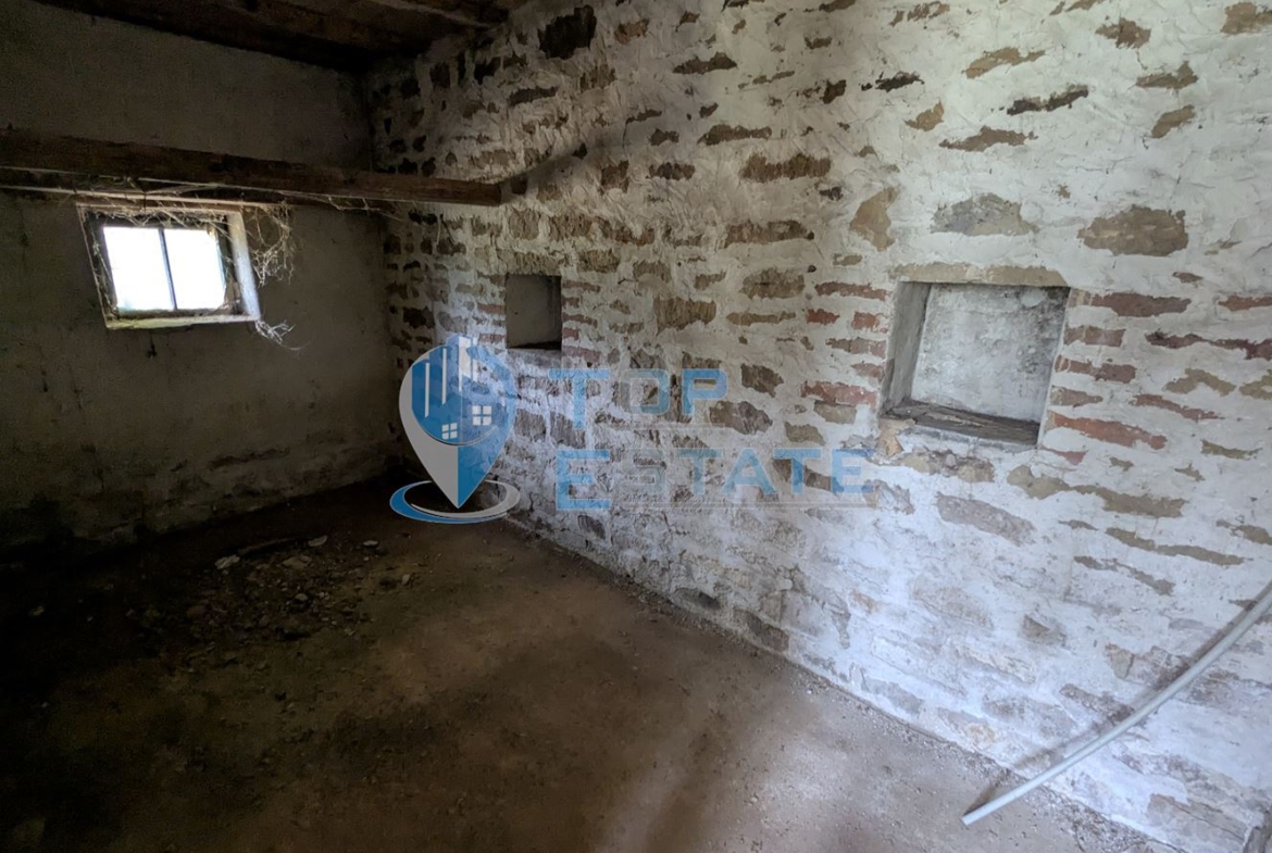 Двуетажна тухлена къща разположена в село Стамболово, община Павликени, област Велико Търново - 0