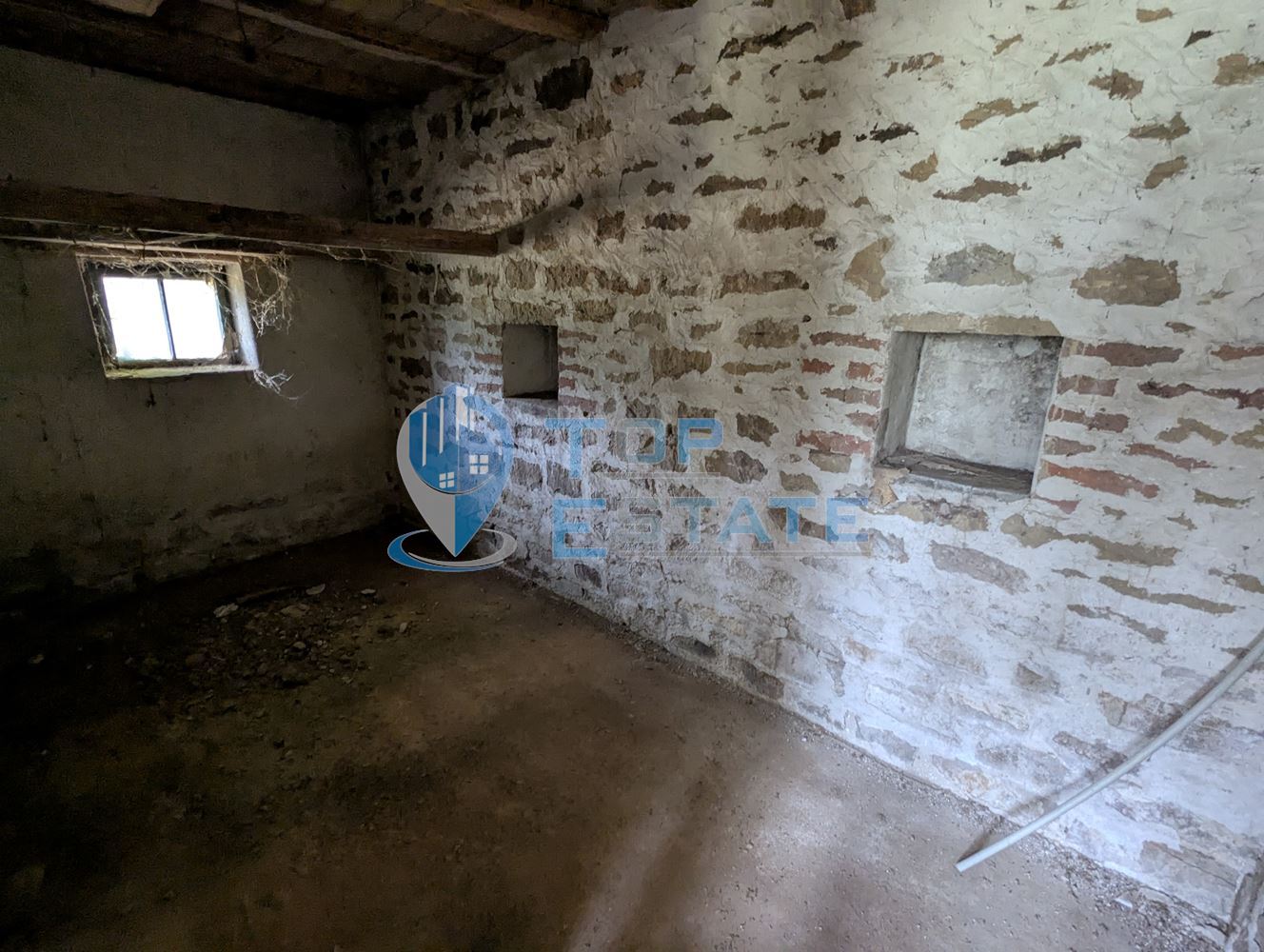 Двуетажна тухлена къща разположена в село Стамболово, община Павликени, област Велико Търново - 0