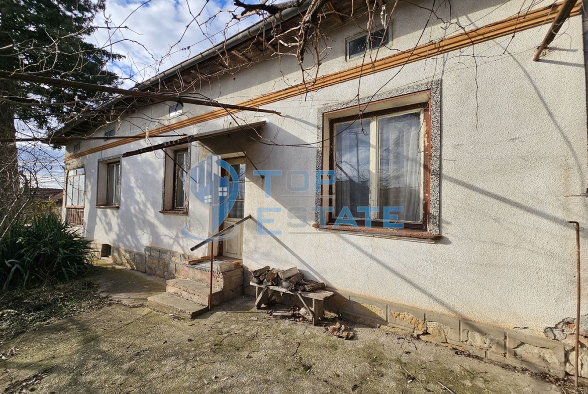 Тухлена къща с вътрешна тоалетна и голям двор в село Драгомирово, община Свищов - 0