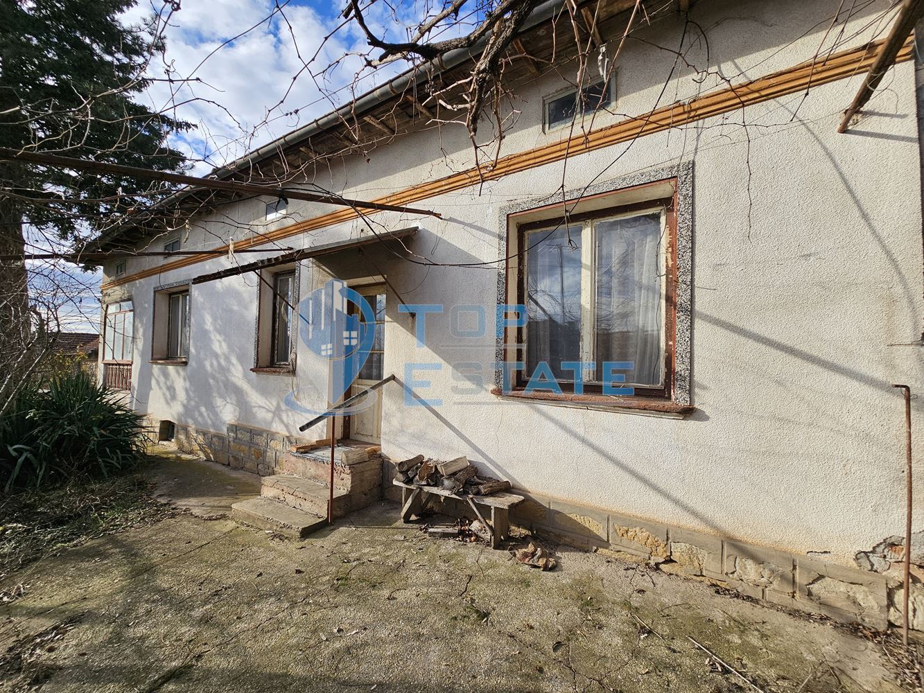 Тухлена къща с вътрешна тоалетна и голям двор в село Драгомирово, община Свищов - 0