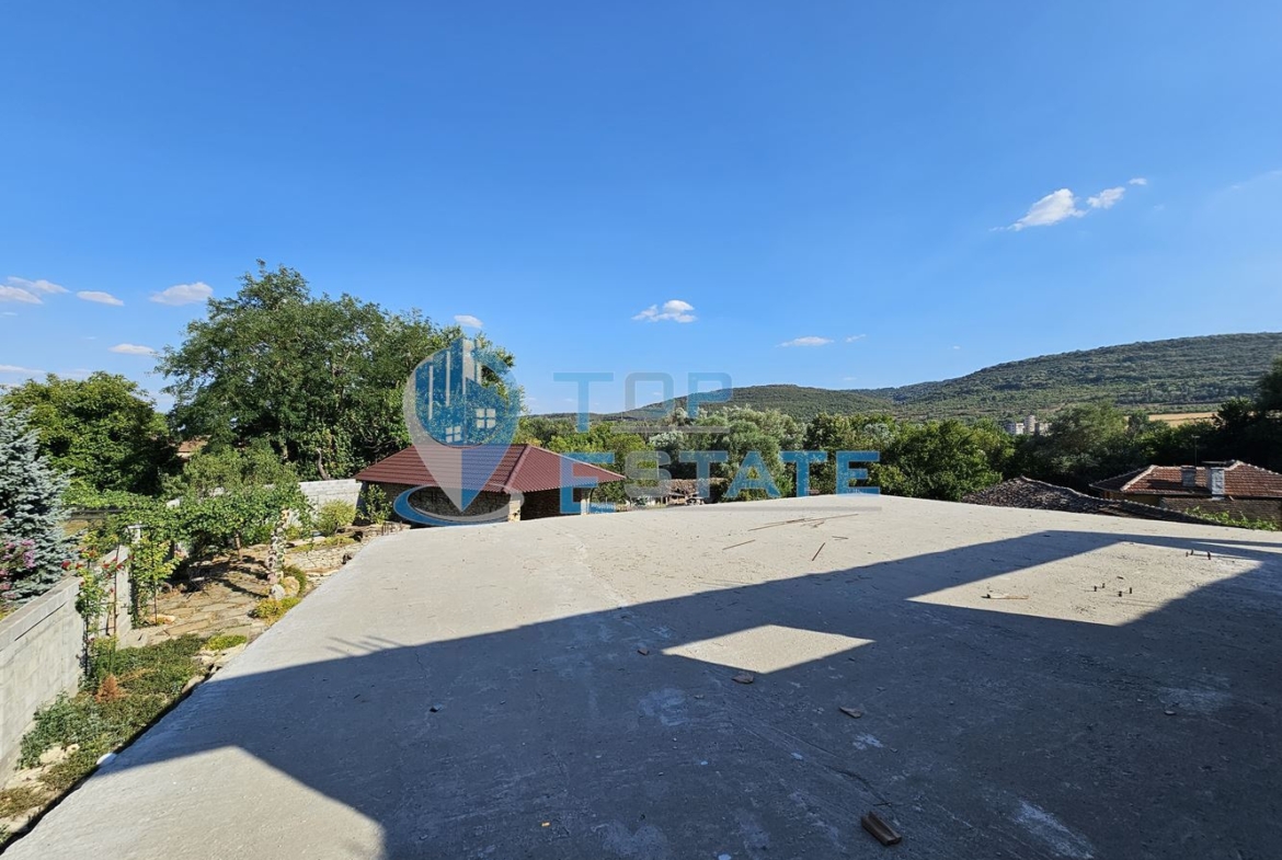 Двуетажна къща на груб строеж с втора къща и басейн с панорама в село Леденик - 0