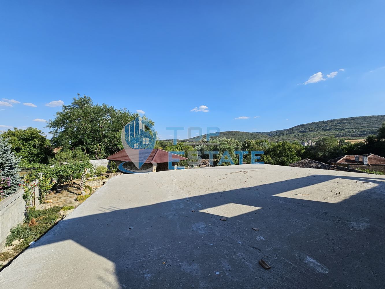 Двуетажна къща на груб строеж с втора къща и басейн с панорама в село Леденик - 0