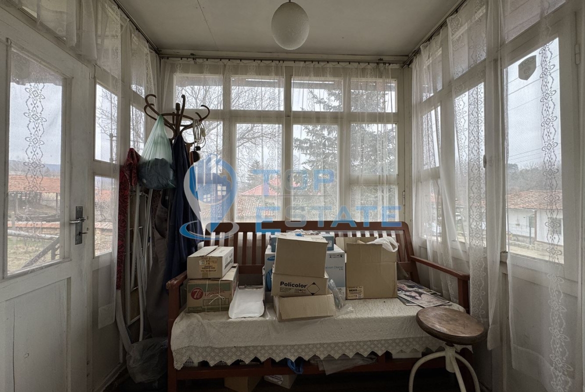 Двуетажна тухлена къща с гараж в с. Константин, област Велико Търново - 0