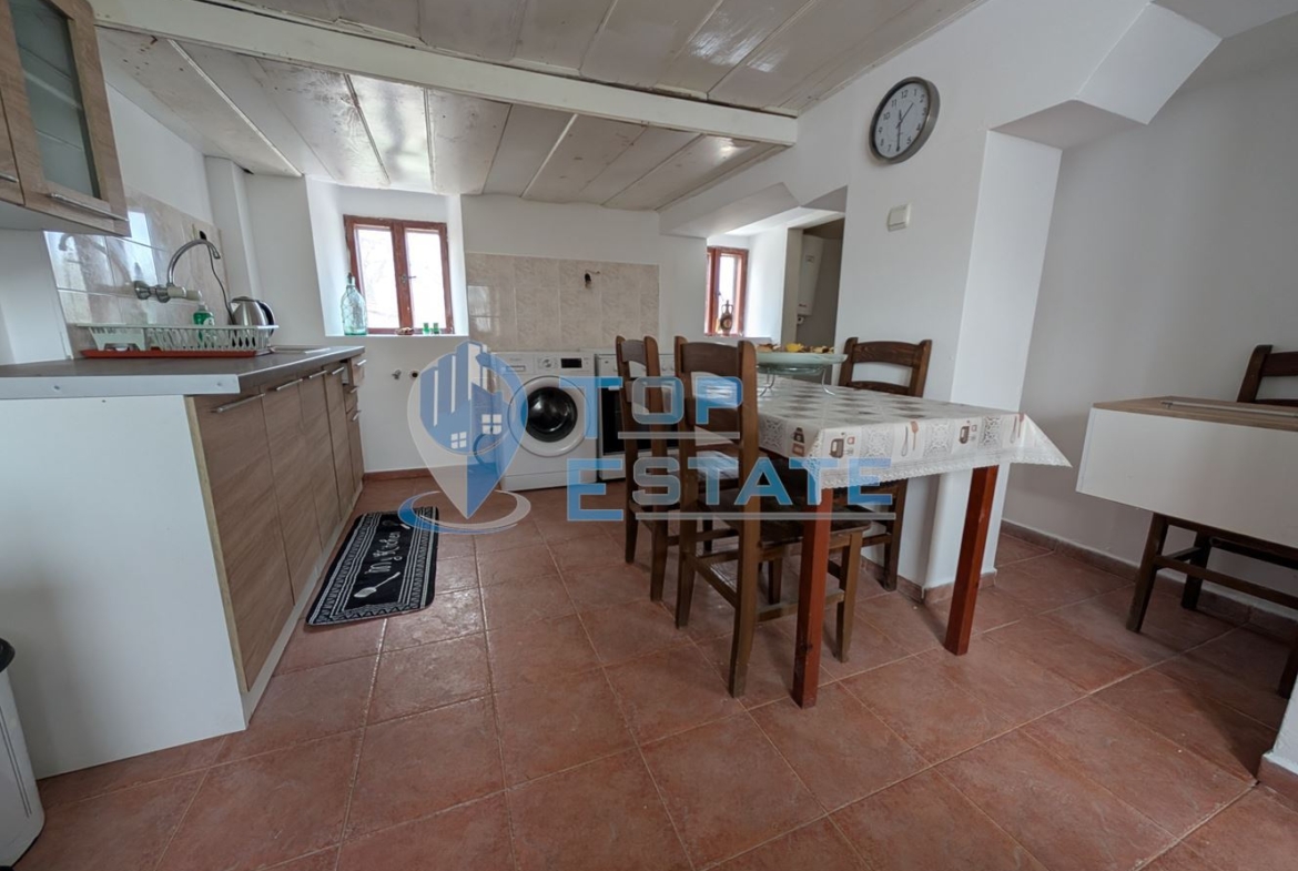 Двуетажна къща с голям двор и кладенец в село Ресен - 0