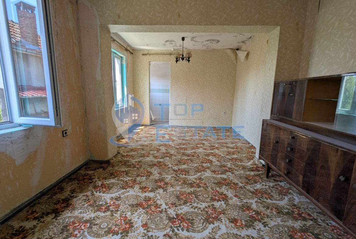 Двуетажна тухлена къща в село Драгижево, област Велико Търново - 0