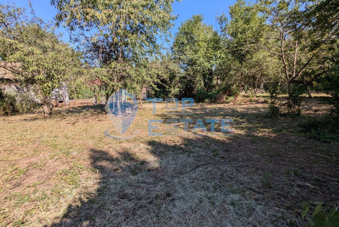 Тухлена къща на тиха и спокойна улица в село Поликраище, област Велико Търново - 0