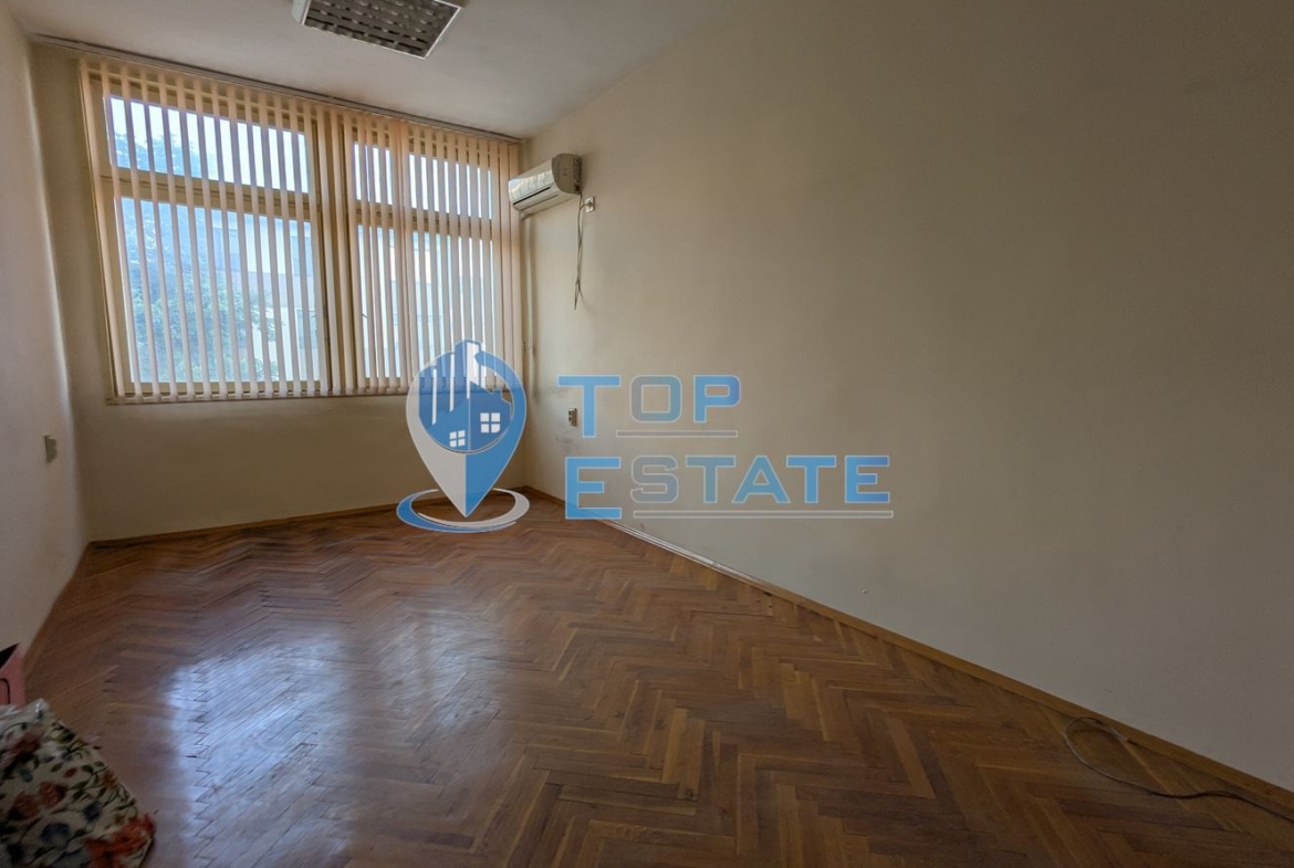 Поещения под наем в административна сграда на центъра в град Горна Оряховица, област Велико Търново - 0