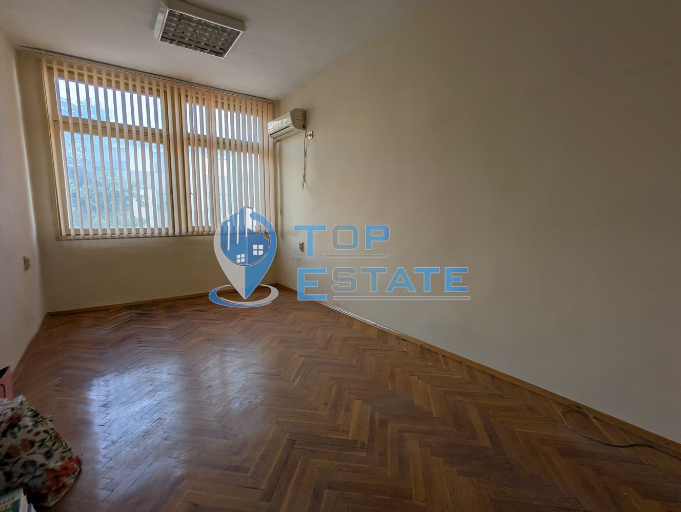 Поещения под наем в административна сграда на центъра в град Горна Оряховица, област Велико Търново - 0