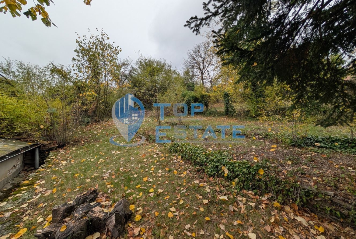 Двуетажна автентична къща с голям двор в село Лесичарка - 0