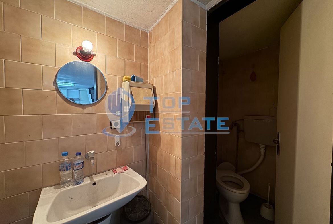 Двуетажна сграда подходяща за развитие на бизнес в центъра на град Павликени, област Велико Търново - 0