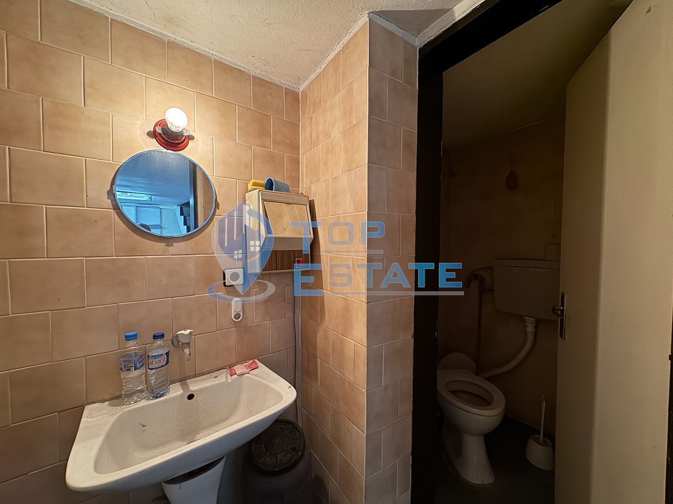 Двуетажна сграда подходяща за развитие на бизнес в центъра на град Павликени, област Велико Търново - 0