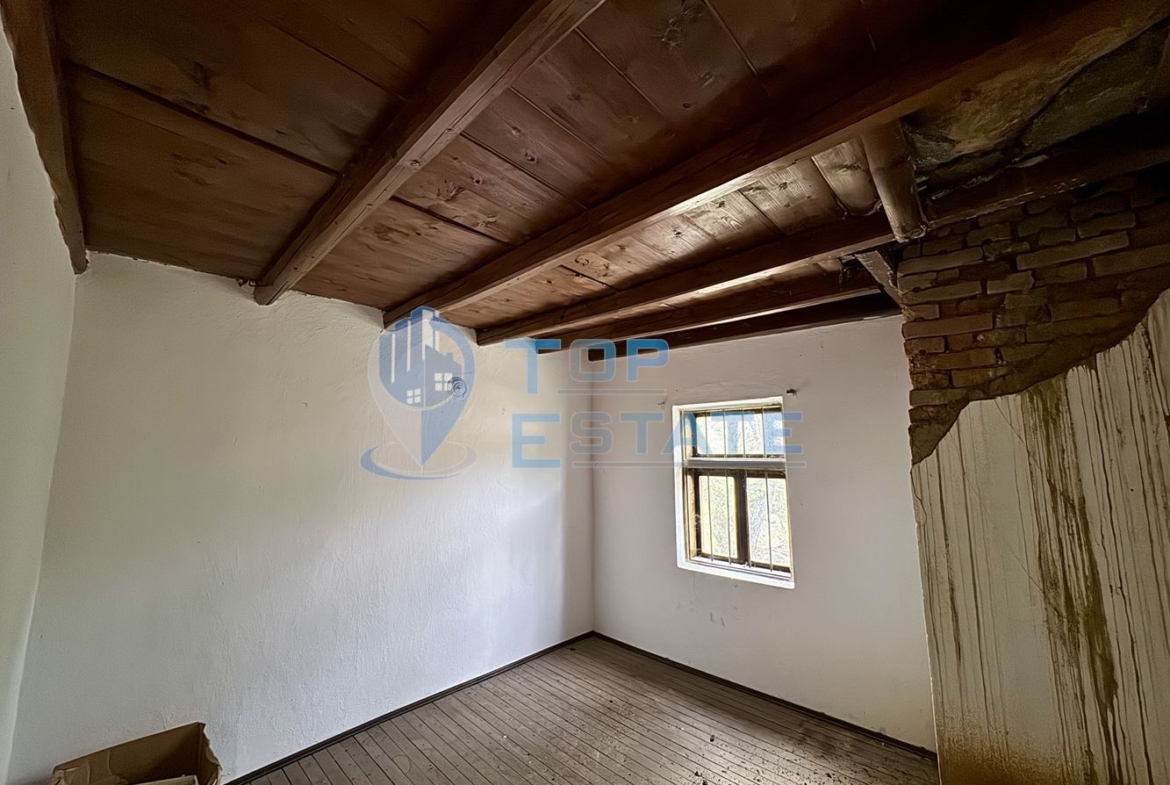 Двуетажна тухлена къща с допълнителни постройки и голям двор в село Караиванца, област Габрово. - 0