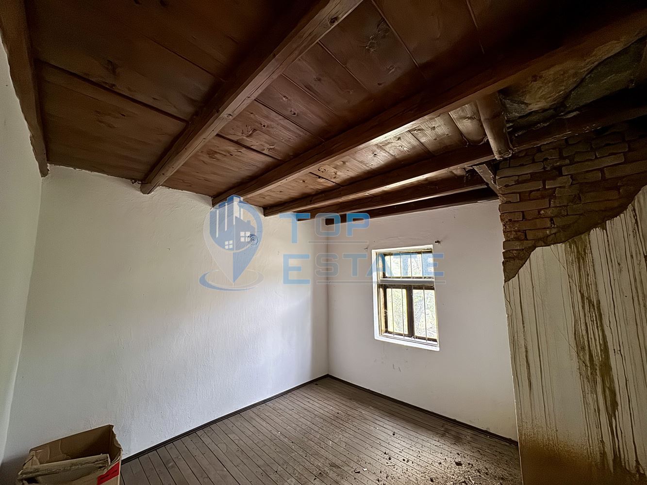 Двуетажна тухлена къща с допълнителни постройки и голям двор в село Караиванца, област Габрово. - 0