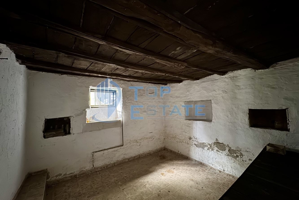 Двуетажна тухлена къща с допълнителни постройки и голям двор в село Караиванца, област Габрово. - 0