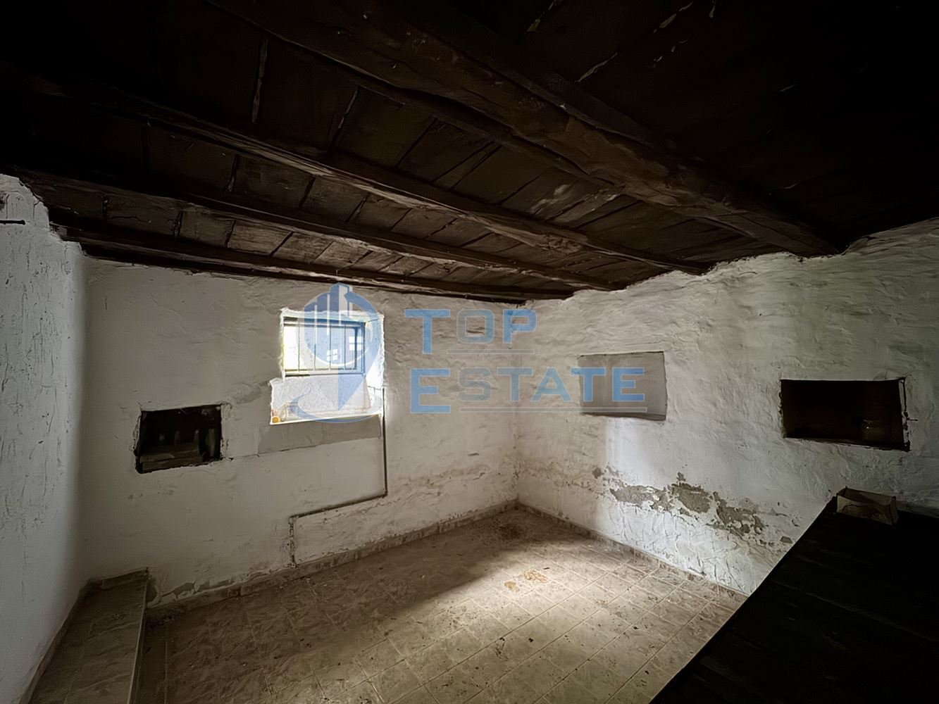 Двуетажна тухлена къща с допълнителни постройки и голям двор в село Караиванца, област Габрово. - 0