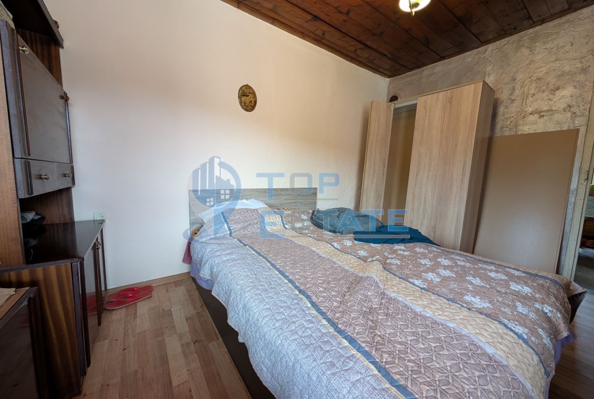 Едноетажна реновирана къща с голям двор в село Сливовица - 0