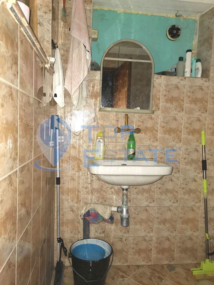 Двуетажна тухлена къща с вътрешна баня с тоалетна в с. Дъскот-0 Двуетажна тухлена къща с вътрешна баня с тоалетна в с. Дъскот - 0