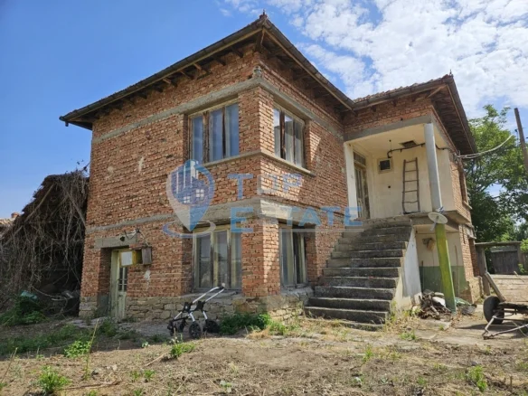 Масивна двуетажна къща в село Джулюница - 0