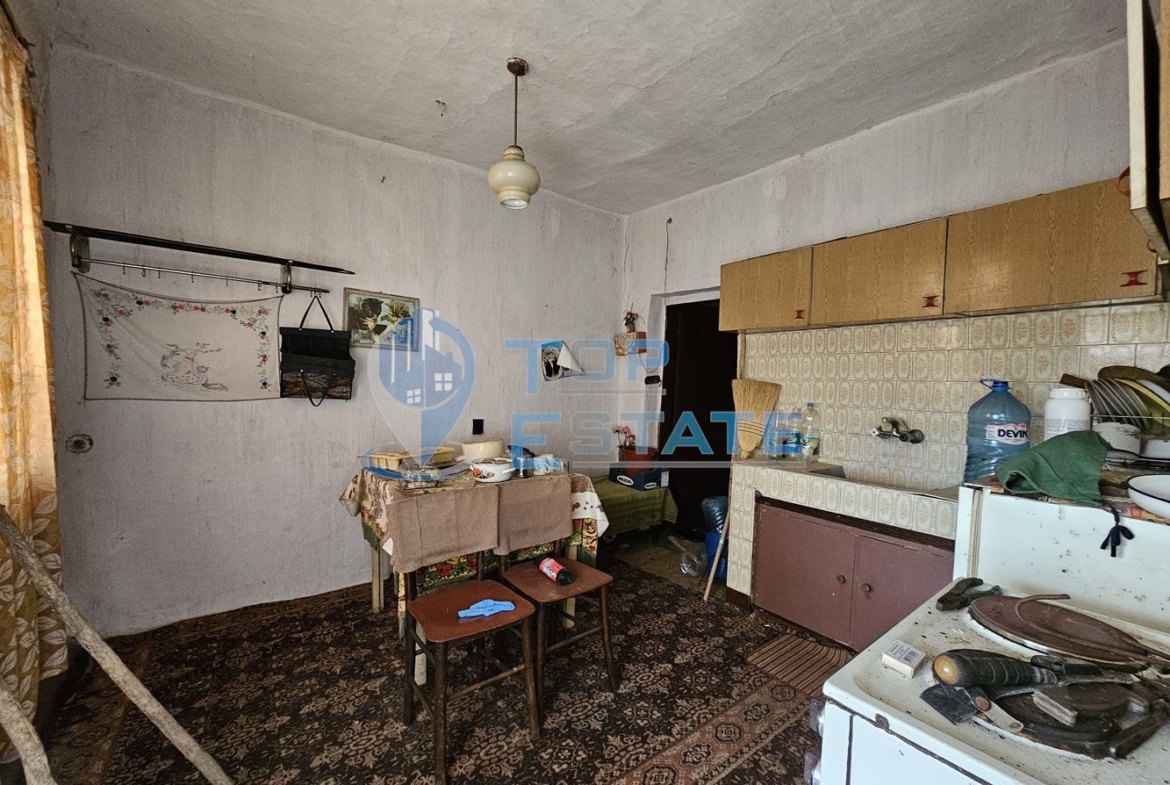 Тухлена къща с вътрешна тоалетна и голям двор в село Драгомирово, община Свищов - 0