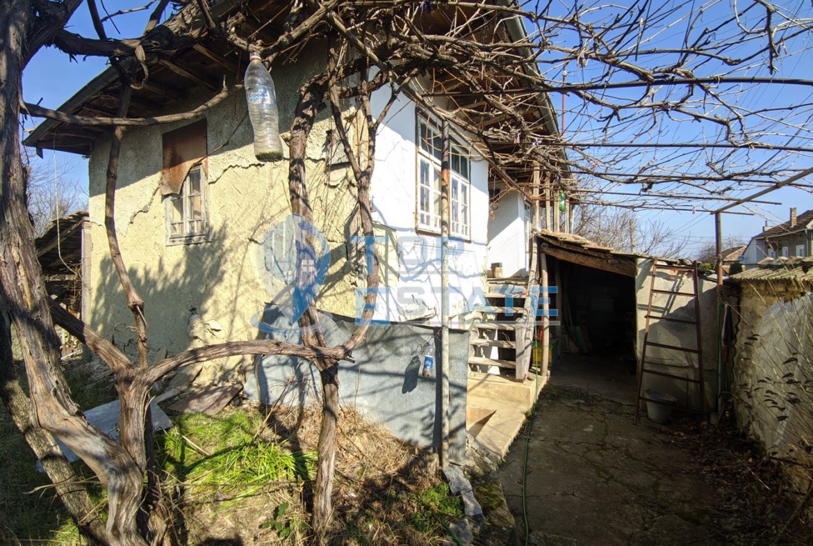 Старинна къща с голям двор в село Мусина - 0