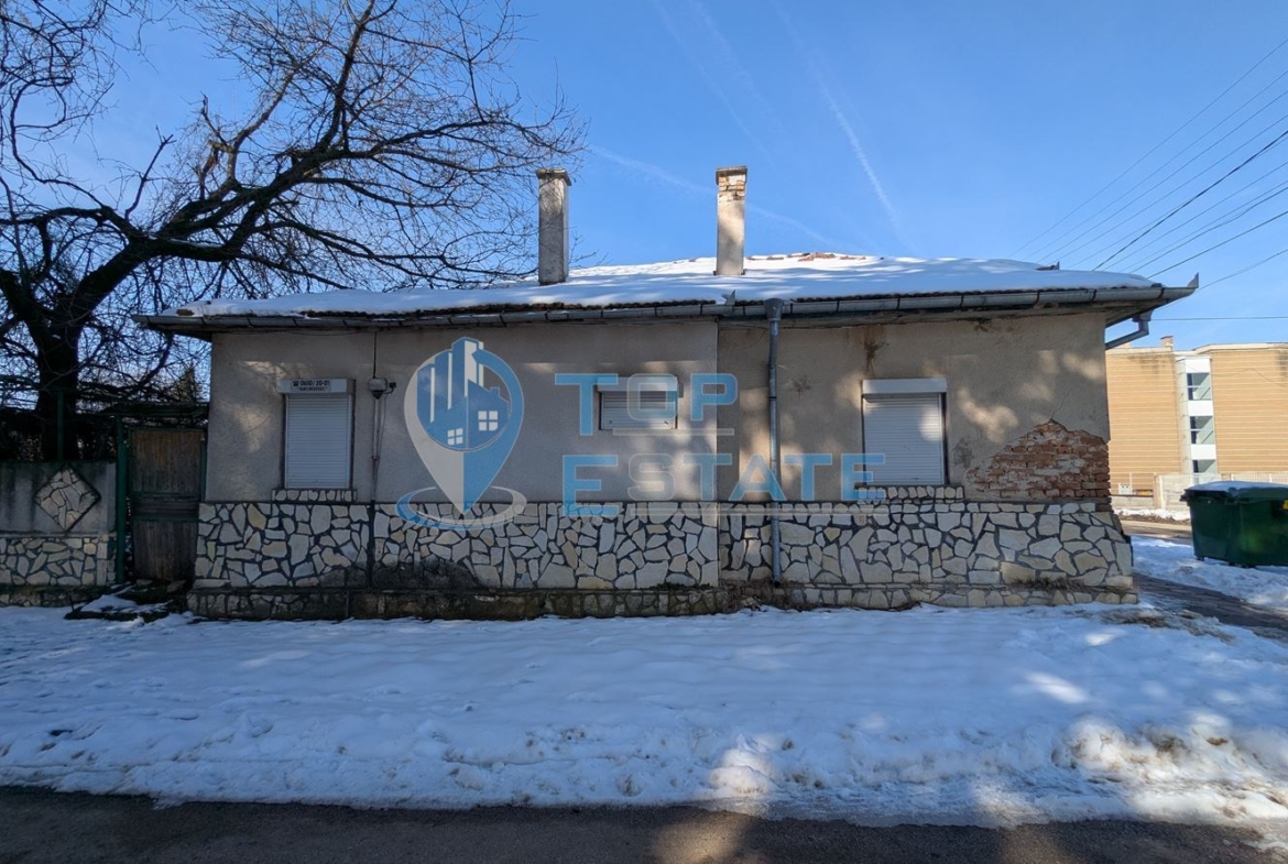 Едноетажна тухлена къща в близост до детска градина в град Борово, област Русе - 0