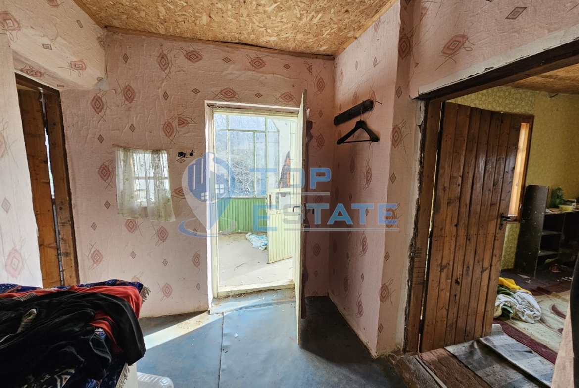 Двуетажна тухлена къща с голям двор в село Козловец, община Свищов - 0