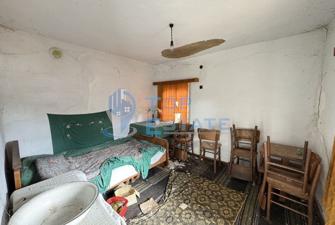 Двуетажна къща с кладенец и стопанска постройка в село Николаево, област Велико Търново - 0