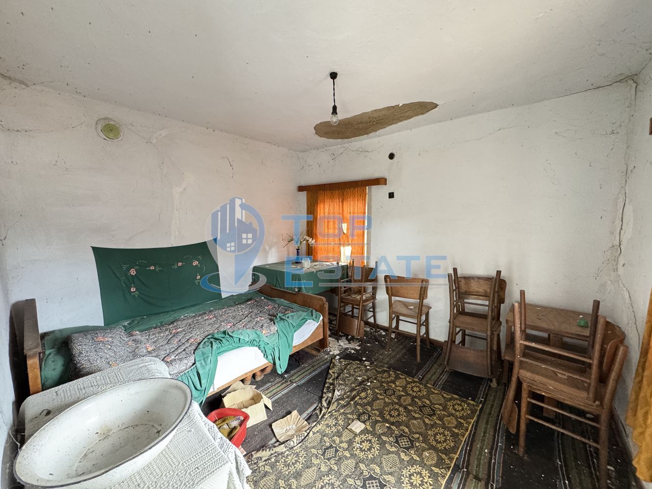 Двуетажна къща с кладенец и стопанска постройка в село Николаево, област Велико Търново - 0