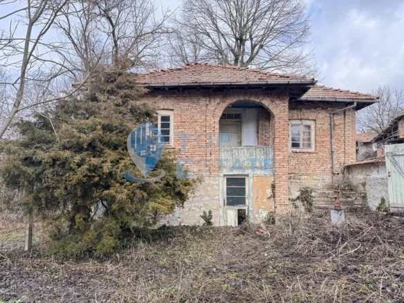 Двуетажна къща с кладенец и стопанска постройка в село Николаево, област Велико Търново - 0