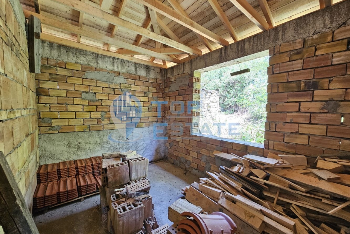 Голям панорамен парцел с къща на груб строеж със завършен покрив в село Славейково, област Габрово - 0