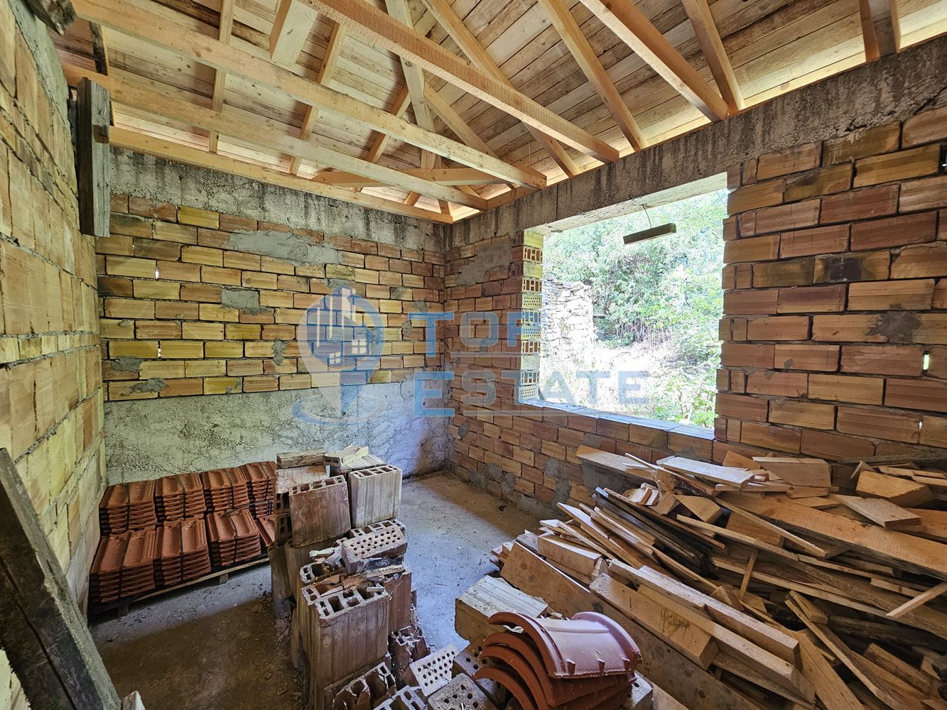 Голям панорамен парцел с къща на груб строеж със завършен покрив в село Славейково, област Габрово-0 Голям панорамен парцел с къща на груб строеж със завършен покрив в село Славейково, област Габрово - 0