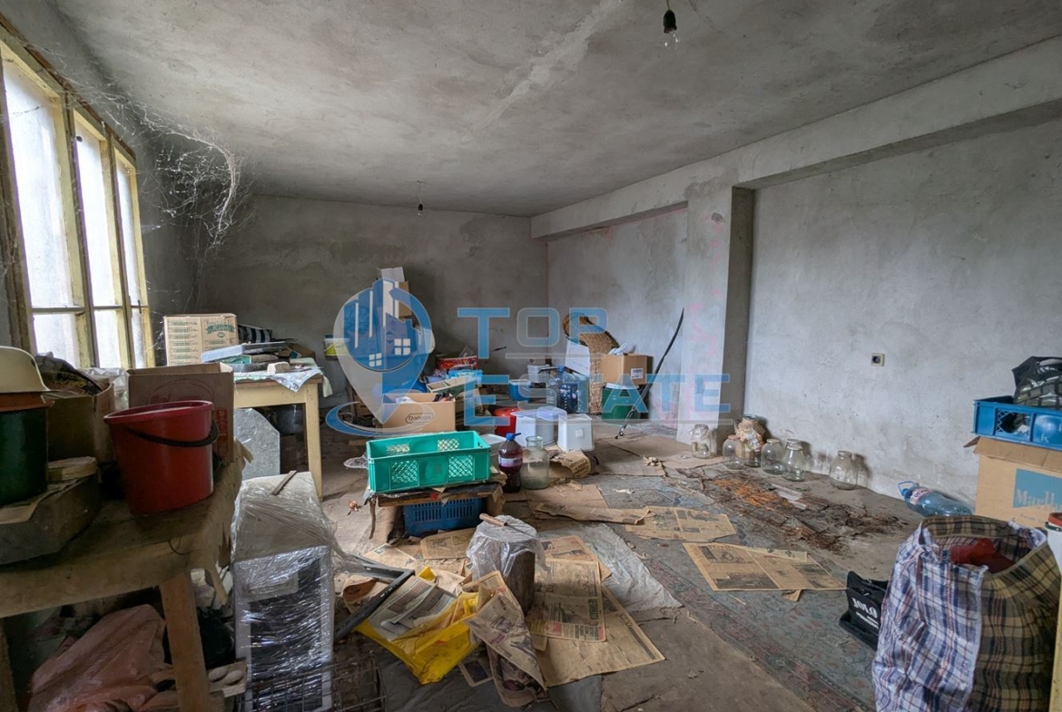 Тухлена къща с голям двор и кладенец в село Караисен, община Павликени, област Велико Търново - 0