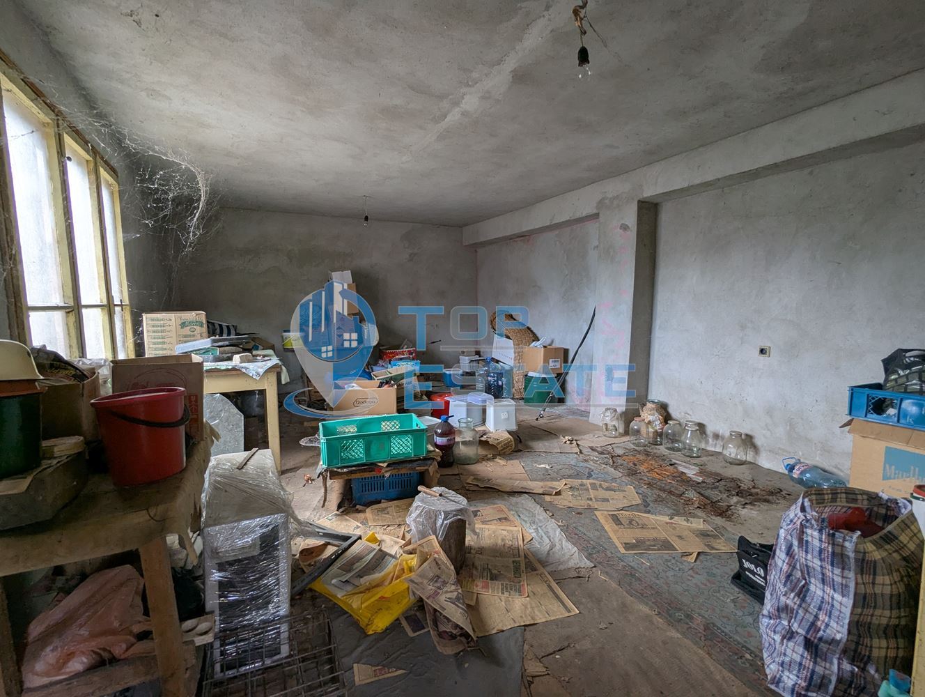 Тухлена къща с голям двор и кладенец в село Караисен, община Павликени, област Велико Търново - 0