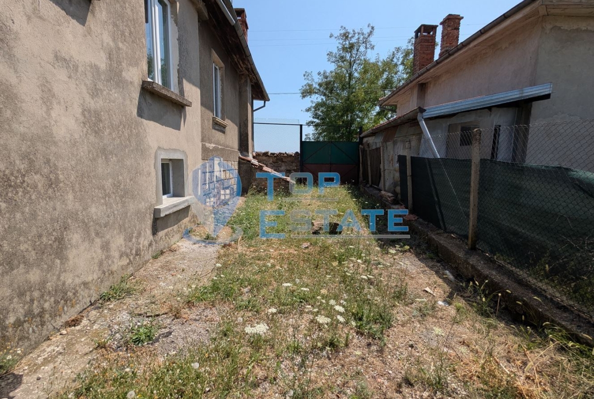 Двуетажна тухлена къща в село Драгижево, област Велико Търново - 0