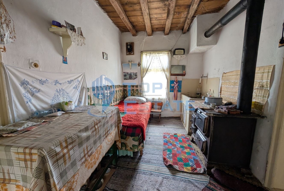 Двуетажна старинна къща с кладенец в село Малки Вършец - 0